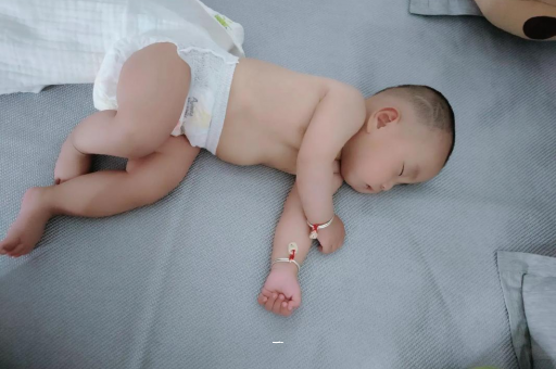 湖北宝宝胳膊上起红疙瘩